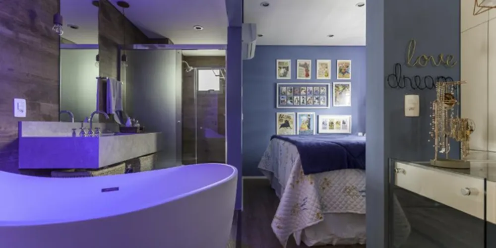  Com iluminação indireta primorosa, a banheira adiciona leveza e a madeira, aconchego