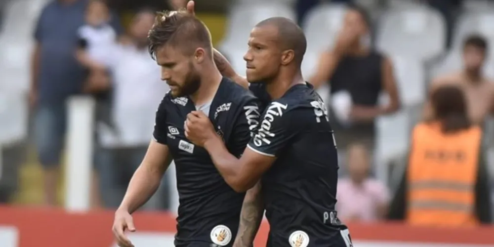 Imagem ilustrativa da imagem Santos vence em casa e permanece entre os três primeiros do Brasileirão