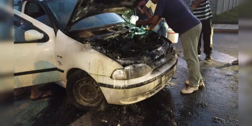 Imagem ilustrativa da imagem Populares controlam incêndio contra carro em Oficinas