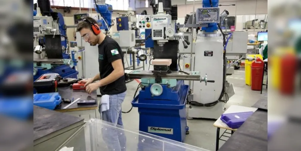 De acordo com a pesquisa, entre as ocupações que exigem cursos de qualificação e que mais vão demandar profissionais capacitados, estão as de operadores de máquinas para costura de peças do vestuário e as de mecânicos de manutenção de máquinas industriais 