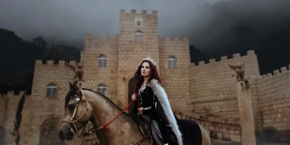 Além do banquete, os participantes da Feira Medieval poderão desfrutar de atrações tais como shows ao vivo, teatro e concurso de trajes