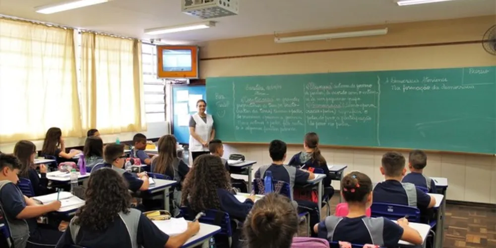A mudança foi definida após consulta pública realizada pela Secretaria com servidores, estudantes e membros da comunidade escolar