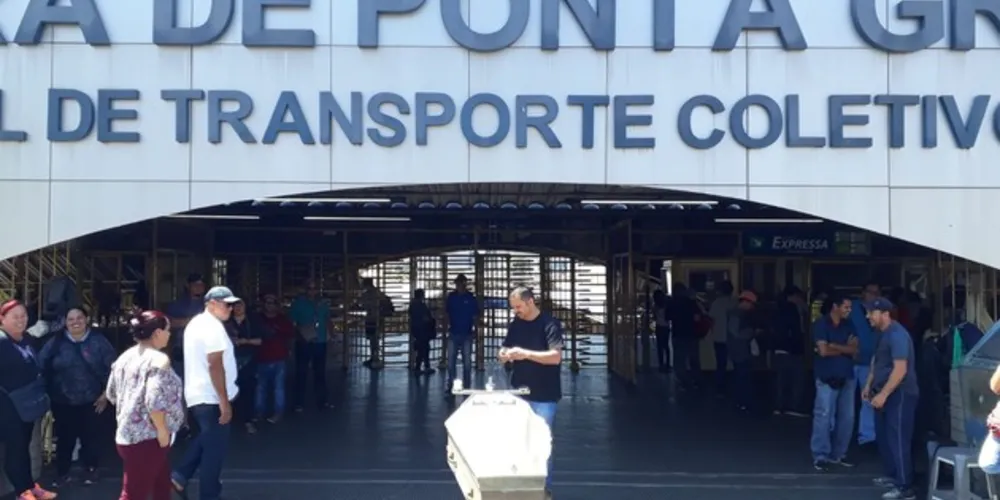 Imagem ilustrativa da imagem Protesto no Terminal Central de PG tem caixão e velório