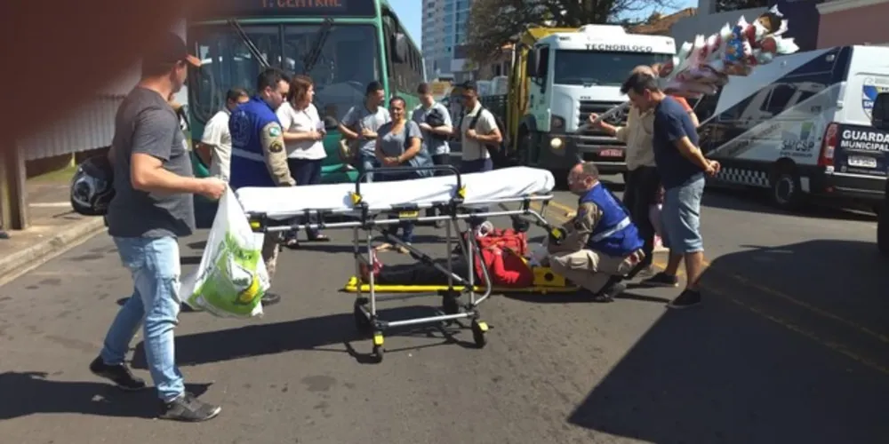 A vítima foi socorrida pelo Siate e encaminhada para um dos hospitais da cidade.