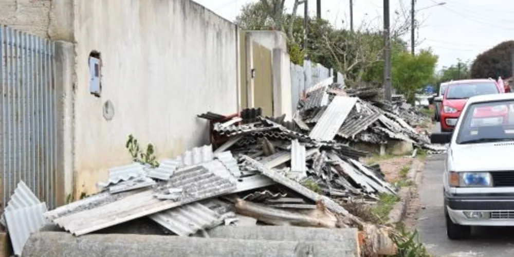 Em uma semana cerca de 50 toneladas de telhas, utensílios domésticos e madeira foram recolhidos

