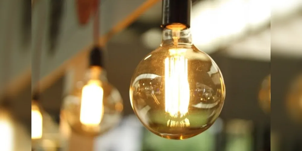 Mesmo com a alteração da bandeira, de vermelha patamar 1 para amarela, é preciso usar a energia elétrica de forma mais eficiente e evitar desperdícios