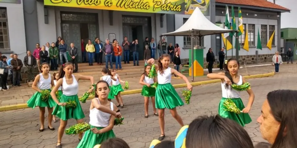 Imagem ilustrativa da imagem Alunos prestigiam apresentação de colegas dançarinas