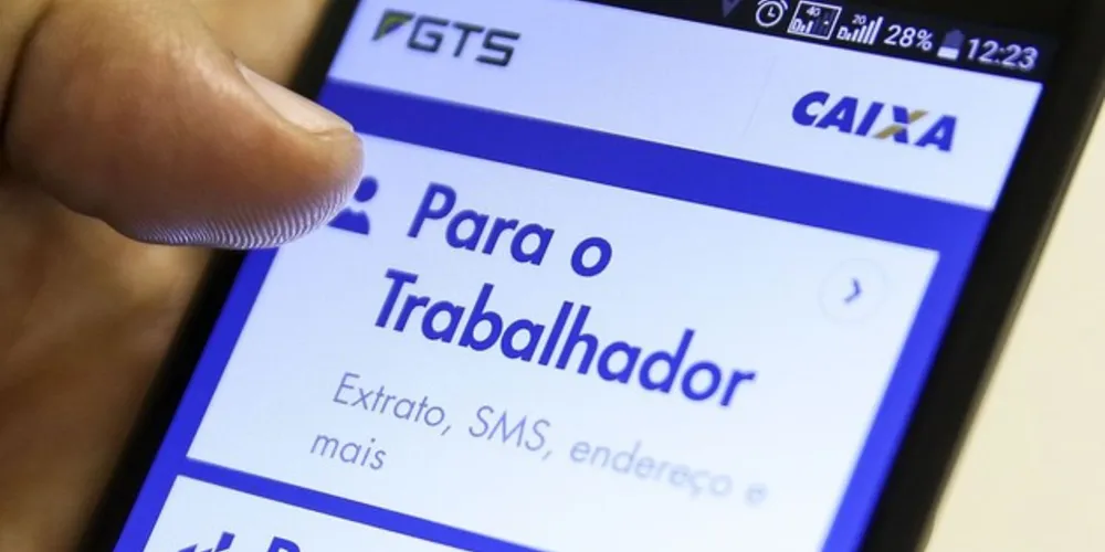 O trabalhador deixará de efetuar o saque em caso de rescisão de contrato de trabalho. A opção pode ser registrada no aplicativo do FGTS