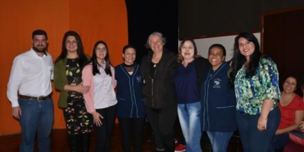 Professoras de Carambeí receberam homenagem durante cerimônia, colocando o município em evidência perante a educação


