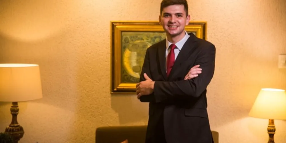  Com mais de 5 anos de experiência, Engenheiro de Produção de Formação e MBA em Neuroestratégia, Pablo Sarkis é o novo Coordenador Comercial do Planalto Select Hotel. Sarkis que vem da área de Gestão e trabalhou nos últimos cinco anos coordenando os bastidores da operação do Hotel, agora assume um novo papel na linha de frente e conta com um grande desafio pela frente que é o de ampliar o já estreito laço do hotel com a cidade e potencializar novas parceiras.