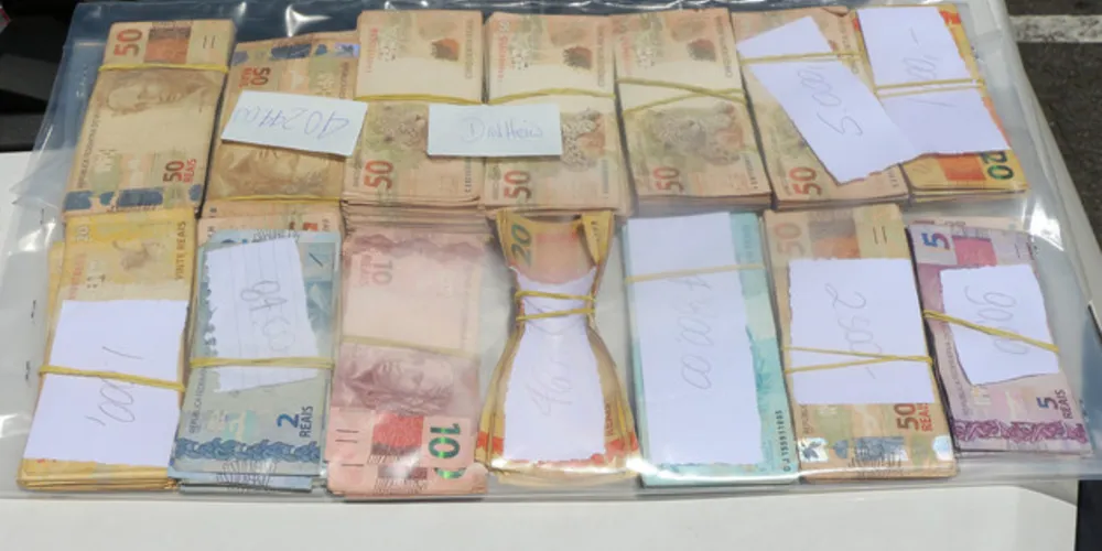 Operação terminou com a prisão de cinco pessoas, apreensão de armas e dinheiro. Quatro pessoas morreram durante o confronto com a polícia.
