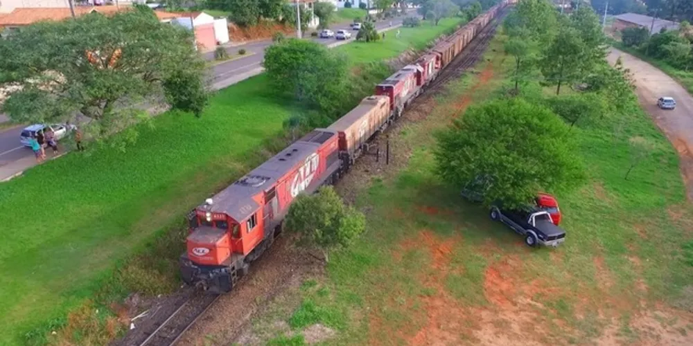 PR-438, entre Teixeira Soares e Ponta Grossa, terá tráfego alterado durante dois dias para restauração de linha de trem que cruza a rodovia

