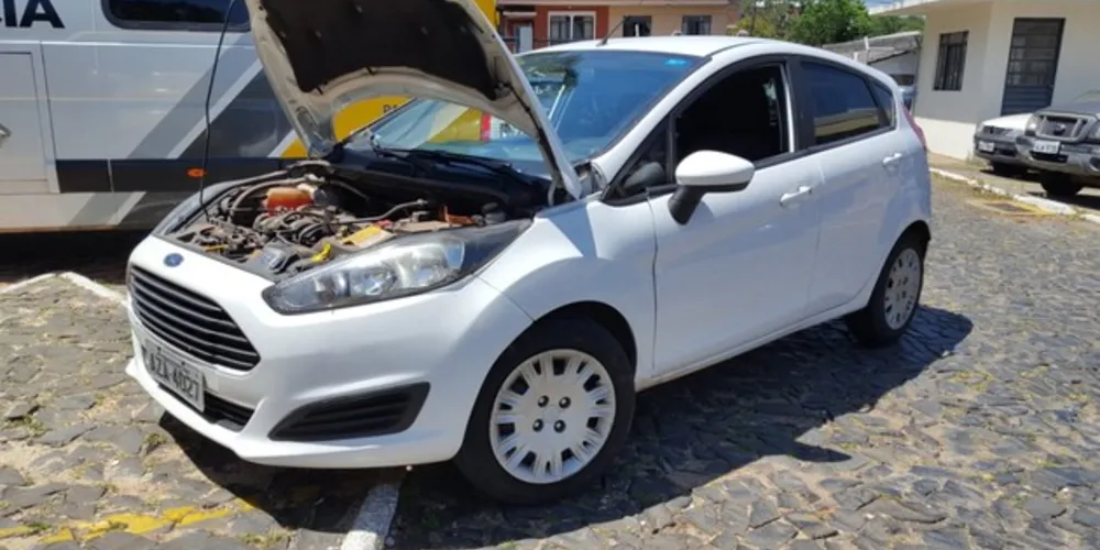 O veículo Ford Fiesta Hatch de cor branca, teria sido furtado na cidade de Foz do Iguaçu e estava com placas clonadas de um veículo com a mesma marca e modelo da cidade de Francisco Beltrão.