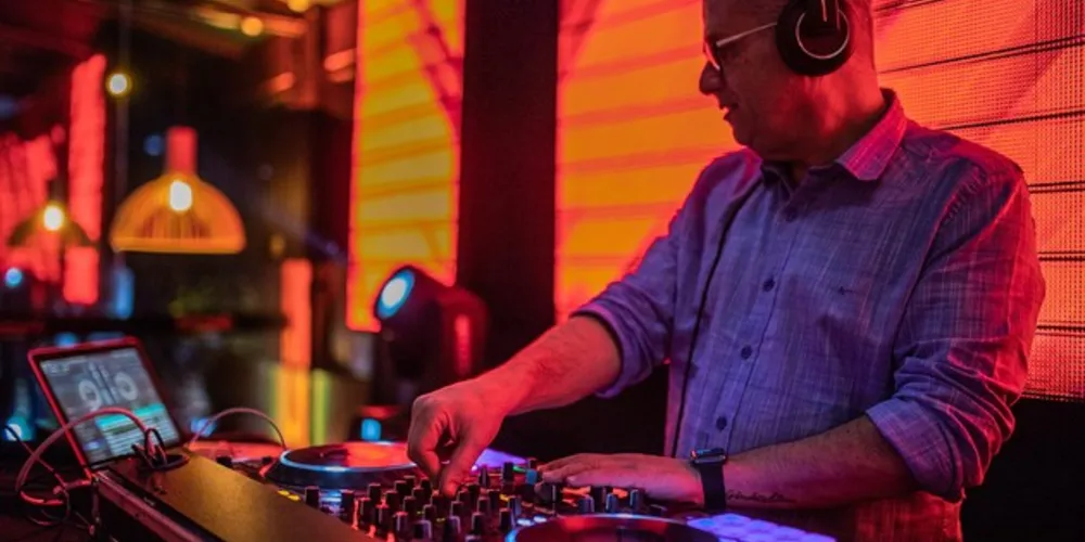 Na próxima sexta-feira (4), a partir das 22 horas, o DJ Maurício Cury será a atração do TEMAE. Além de um cardápio à la carte farto de opções e o rodízio em esteira, o DJ Maurício Cury vai embalar o público da casa com o seu estilo peculiar de animar as melhores festas dos Campos Gerais, exclusivamente para o público do Temae. Faça sua reserva antecipada após as 14 horas pelo fone: (42) 3301-7944.