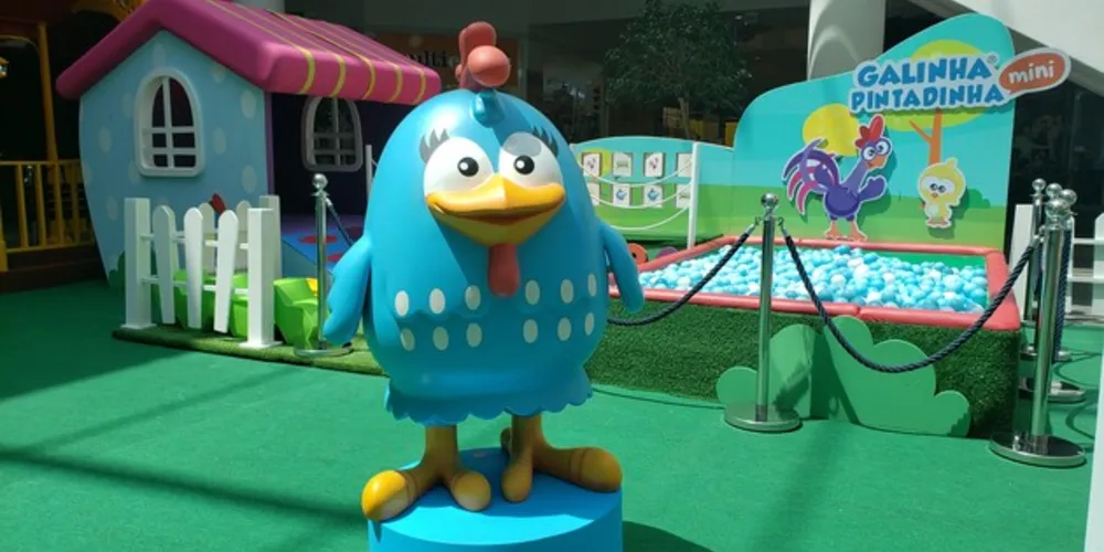 Para tornar o encantamento ainda mais completo, quem passar pelo Shopping poderá conhecer ao vivo a Galinha Pintadinha. 