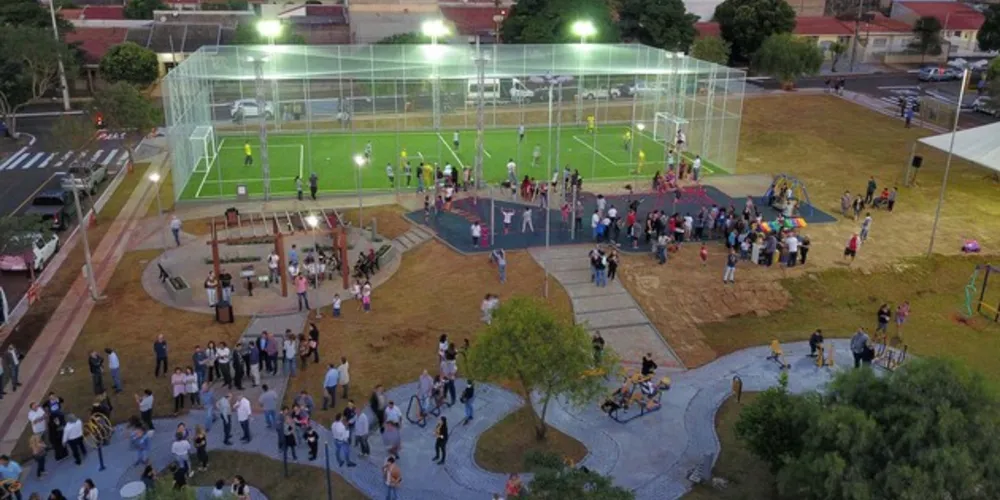 A cidade de Palmital na região Centro-Sul do Paraná está instalando o Meu Campinho, um espaço para prática de esporte e recreação construído nos municípios com recursos do Governo do Estado.