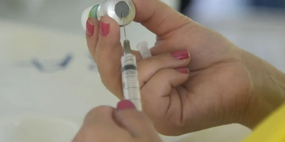 Dos novos óbitos confirmados, quatro são de pessoas com mais de 60 anos; um caso é de uma pessoa de 52 anos e outro de um paciente de 32.
