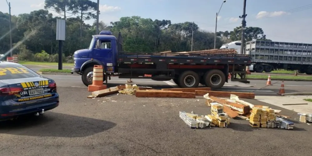 Os agentes da PRF abordaram o veículo por volta das 15 horas, em frente à Unidade Operacional Guará, na BR-277. 