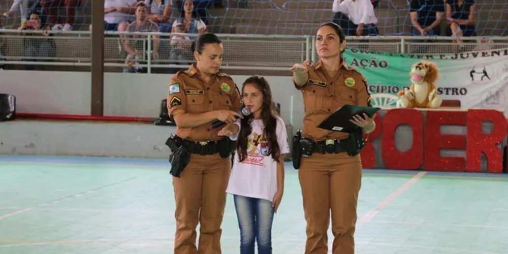 Os alunos fizeram o juramento, cantaram o hino do Proerd e receberam o leão Daren, mascote do programa