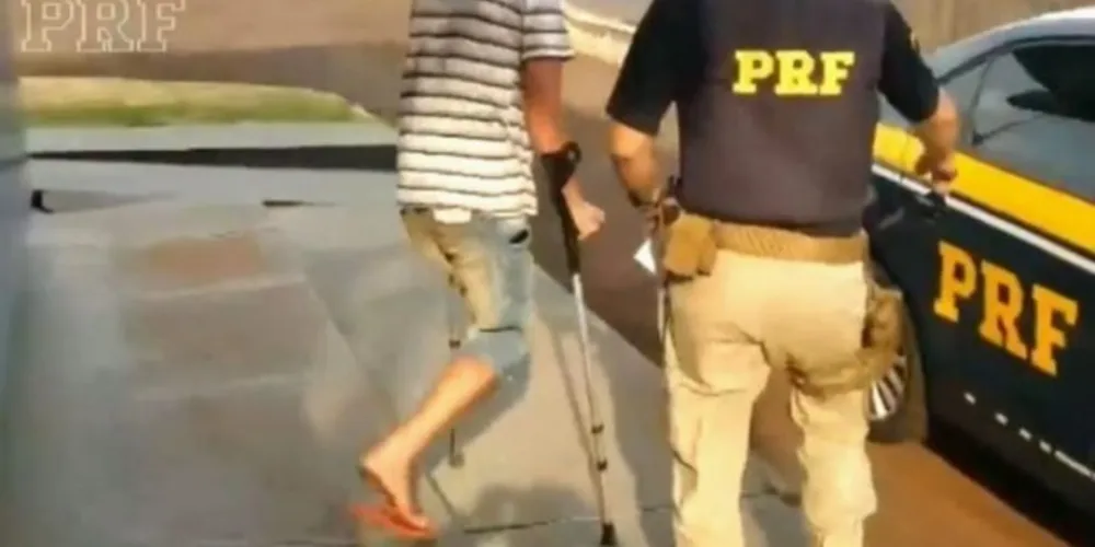 Sem a perna esquerda, o homem utilizava um pedaço de cano de PVC para acionar os pedais do caminhão.