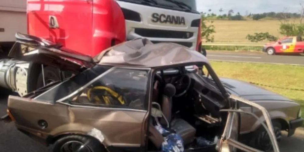 O Escort tinha placas de Cruzeiro do Oeste e a carreta, de Telêmaco Borba 