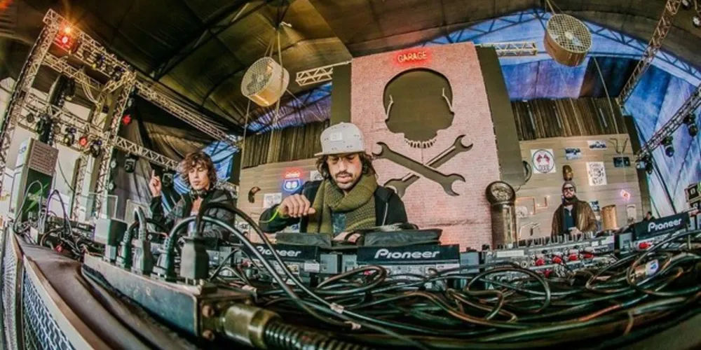 Formado por Lucas e Hugo Sanches, o ‘Chemical Surf’ promete levantar a pista com seus maiores hits, como “Hey Hey Hey”, “Rockstar” e “I Wanna Do”