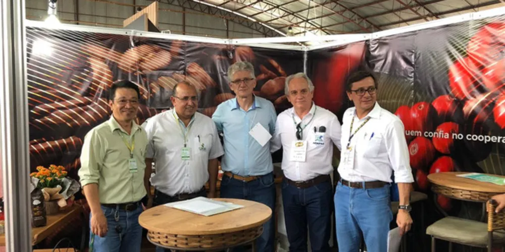 José Ryoti (agrônomo da CAPAL), Claudinei Vieira (gerente das unidades da Capal), Norberto Ortigara (secretário de Agricultura do Paraná), Mário Ferri (supervisor da Agência de Defesa Agropecuária do Paraná) e Fernando Vieira (chefe Núcleo Regional da Secretaria)