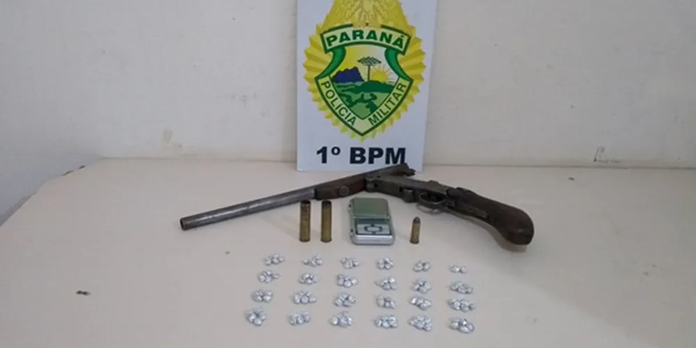 Imagem ilustrativa da imagem Adolescente é preso com armas e drogas no Cará-Cará