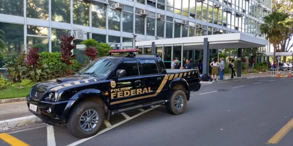 Foram determinadas buscas e apreensões em 61 endereços, três deles de empresas, para combate à prática de corrupção