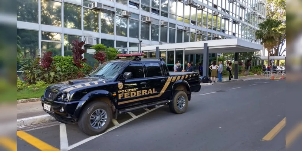 Foram determinadas buscas e apreensões em 61 endereços, três deles de empresas, para combate à prática de corrupção