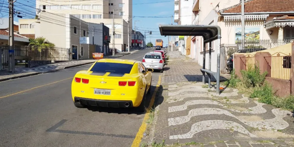 O carrão é deixado em frente a um ponto de embarque e desembarque do transporte público