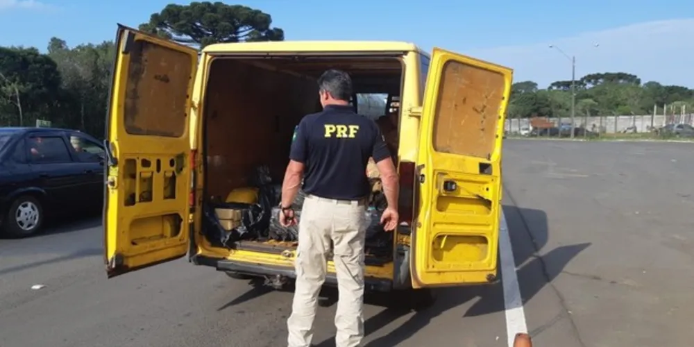 Ao vistoriar o interior do veículo foi encontrada grande quantidade de substância análoga a maconha, totalizando 593,7kg, misturada com alguns pacotes de carvão.