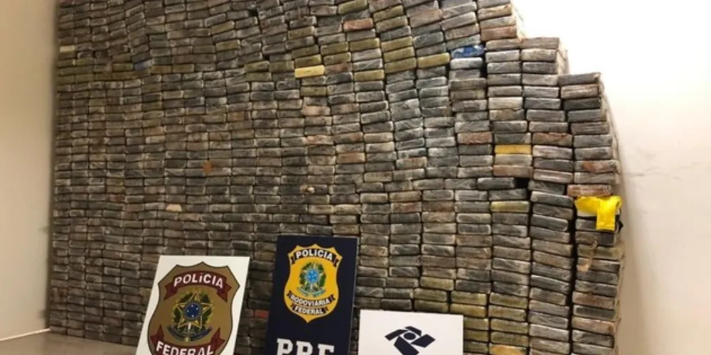 No furgão foram encontradas 29 malas com a droga. Um homem de 39 anos foi preso em flagrante