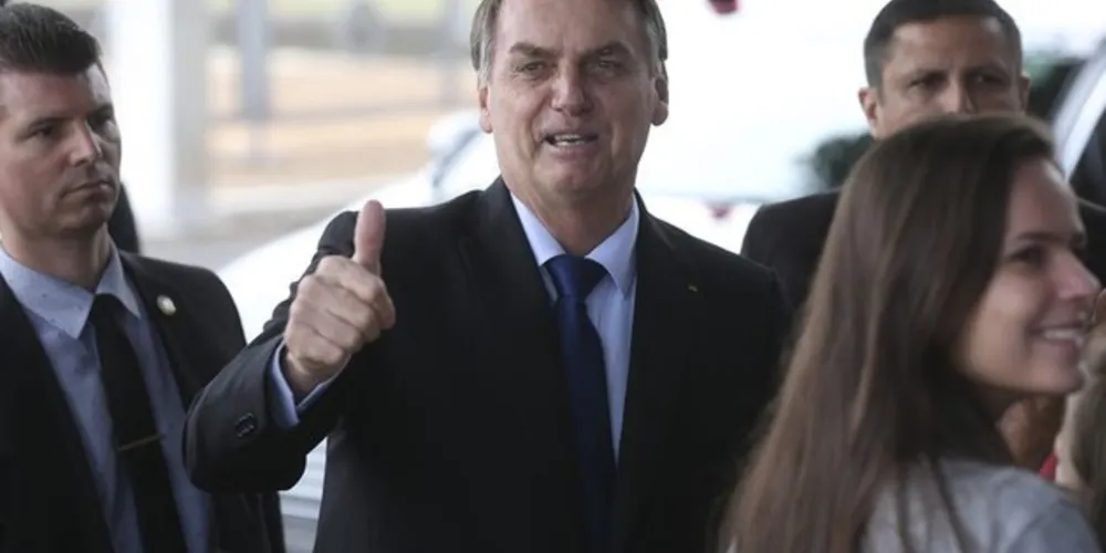 Imagem ilustrativa da imagem Bolsonaro usa Twitter para destacar medidas do governo