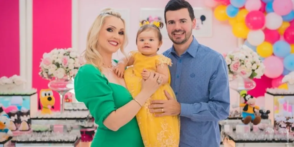 A Advogada Cynthia Blajieski de Sá Spósito foi muito cumprimentada pela passagem de seu aniversário na última segunda-feira (7). Cynthia é formada há mais de 10 anos pela UEPG, especialista em direito e processo do trabalho, sócia e diretora da área trabalhista do escritório João Paulo Nascimento e Advogados Associados. Cynthia ao lado do seu marido Vinicius Spósito e da sua filha Gia, aguardam ansiosos a chegada da sua segunda filha, que irá se chamar Maya. Da coluna RC os votos de felicidades e sucesso.