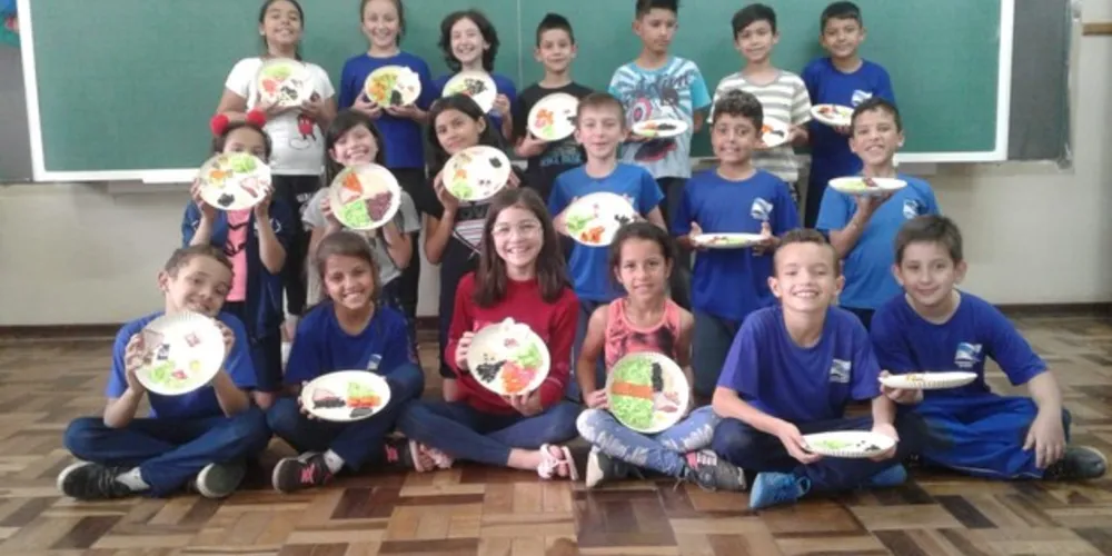 Imagem ilustrativa da imagem Alunos montam ‘refeição balanceada’ em sala