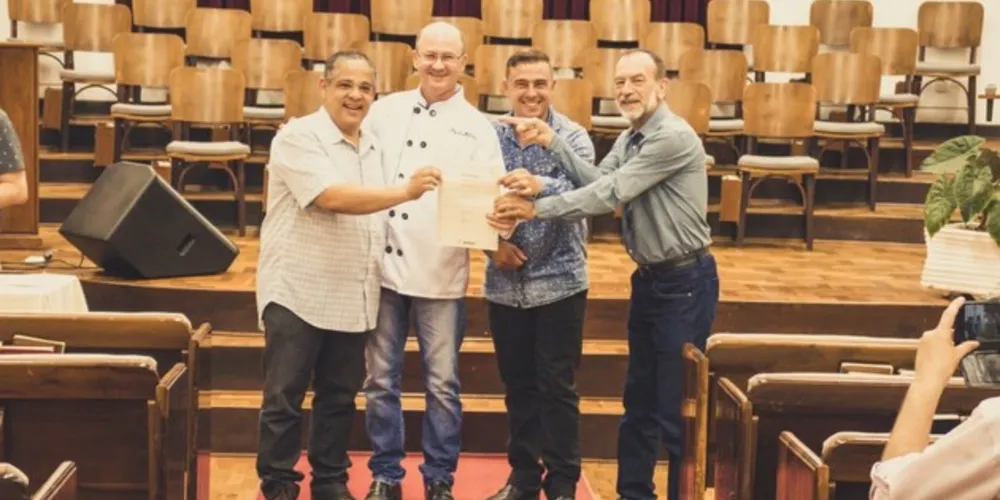 O evento de formatura, realizado no salão da Igreja Irmãos Menonitas, contou com cerimônia de entrega de certificados a todos os alunos que concluíram o curso