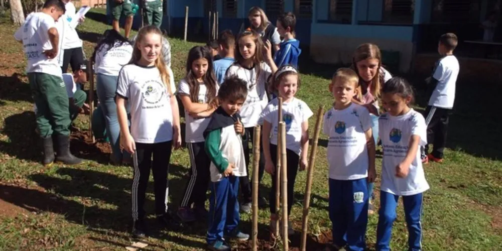Todas as mudas foram produzidas e doadas pelo Viveiro Florestal do Colégio Agrícola Augusto Ribas, da UEPG, e estiveram envolvidos nas atividades 146 alunos, 10 professores e dois técnicos do Lama.