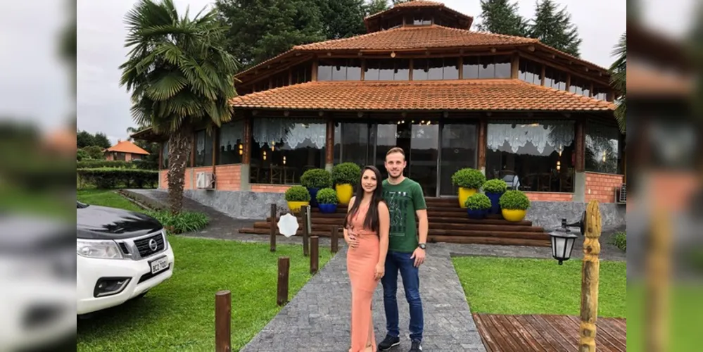 Os apaixonados Luiz Henrique Arnaud Camargo e Jessyca Lima Guimarães passaram o fim de semana no Virá Charme Resort, uma das pousadas mais charmosas e acolhedoras do Estado. Vale registrar que o casal foi o ganhador da promoção do dia dos Namorados da Coluna RC. 
