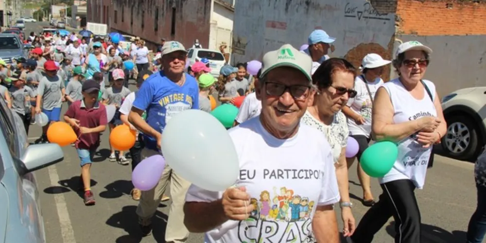 Mais de 60 idosos participaram da atividade, junto com alunos do 3º ano da Escola Municipal Eurides Teixeira de Oliveira 

