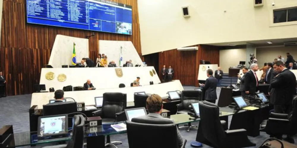 Na segunda votação, a proposta recebeu 30 emendas e, por isso, terá de ser reanalisada pela Comissão de Constituição e Justiça