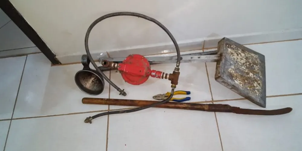 Imagem ilustrativa da imagem Homem ataca policiais com foice e acaba baleado