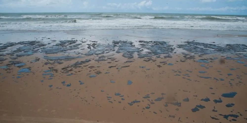 A presença de óleo no mar e em algumas praias nordestinas começou a ser denunciada por cidadãos no dia 2 de setembro