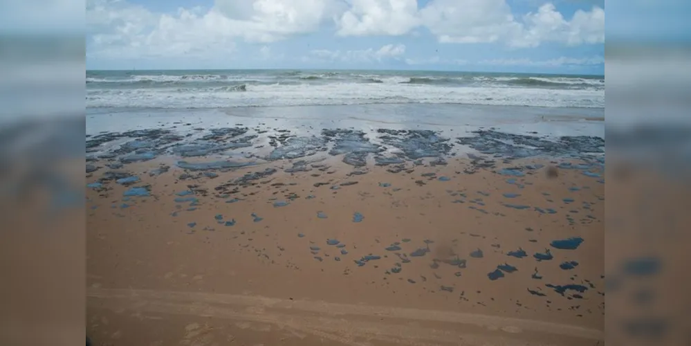 A presença de óleo no mar e em algumas praias nordestinas começou a ser denunciada por cidadãos no dia 2 de setembro