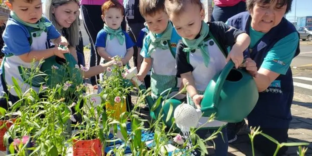 Em projeto que desenvolve afetividade, empatia e meio ambiente, pequenos alunos da Escola Municipal Djalma de Almeida César cultivam e entregam flores à comunidade

