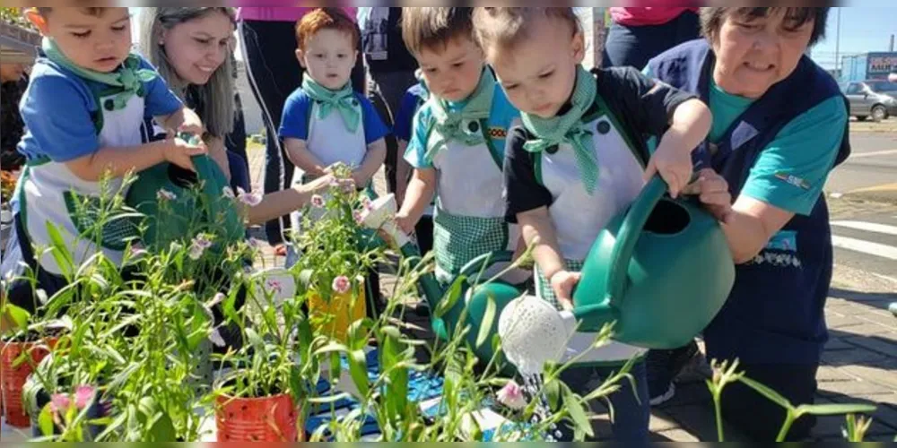 Em projeto que desenvolve afetividade, empatia e meio ambiente, pequenos alunos da Escola Municipal Djalma de Almeida César cultivam e entregam flores à comunidade

