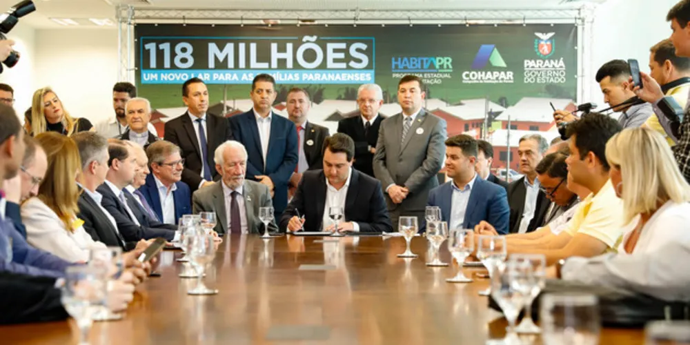 Governador confirma 1.494 novas moradias para 33 municípios do Paraná. Os imóveis serão financiados e repassados