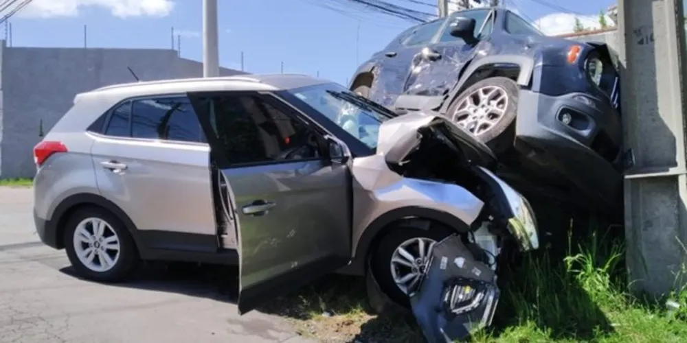 Imagem ilustrativa da imagem Motorista foge após furar preferencial e causar acidente