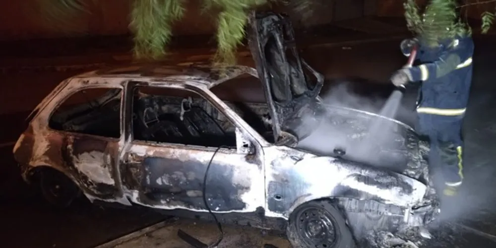 Imagem ilustrativa da imagem Carro fica destruído após incêndio na região do Londres