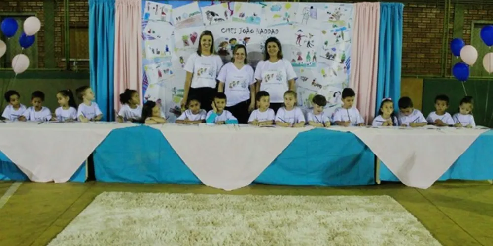 No total, 45 alunos participaram da noite de autógrafos